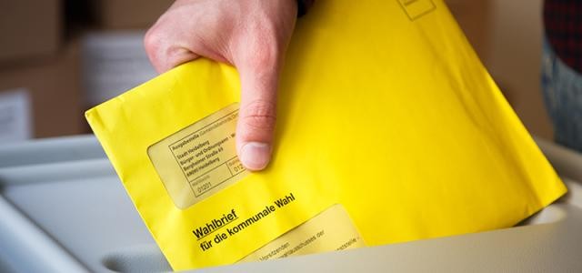 Hand wirft Wahlbrief in Wahlurne