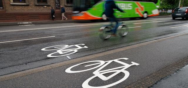 Zwei Fahrradpiktogramme, eins auf der Fahrbahn, eins auf dem Gehweg