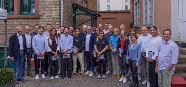 Gruppenfoto in einem Innenhof