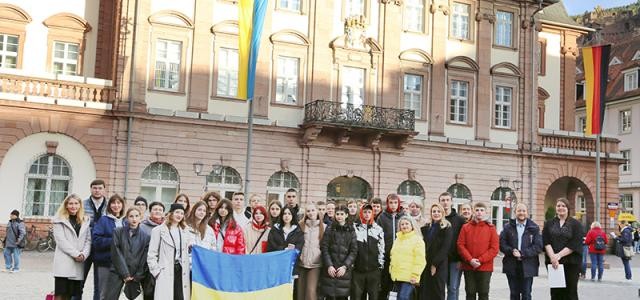 Gruppenfoto mit Ukraineflagge vor dem Rathaus