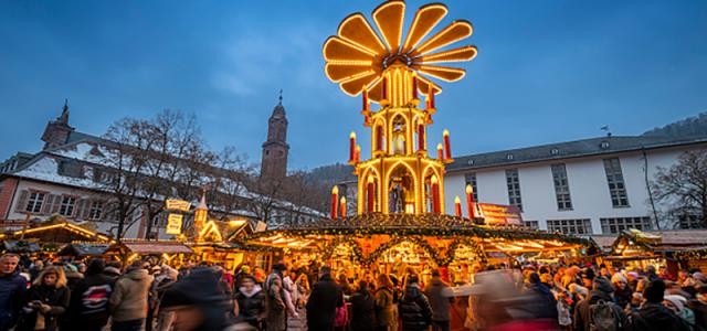 Übergroße Weihnachtspyramide auf dem Uniplatz