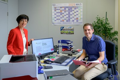 Stefanie Jansen und Patrick Jaeger auf gegenüberliegenden Seiten eines Schreibtischs