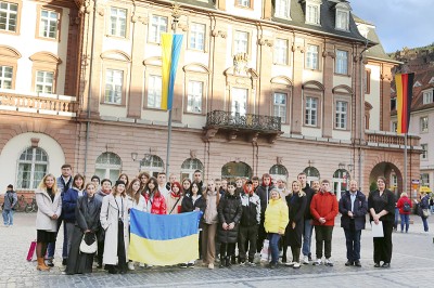 Gruppenfoto mit Ukraineflagge vor dem Rathaus