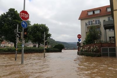 B 37 und Zufahrtsstraße komplett überflutet