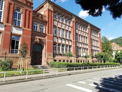 Außenansicht historisches Schulgebäude