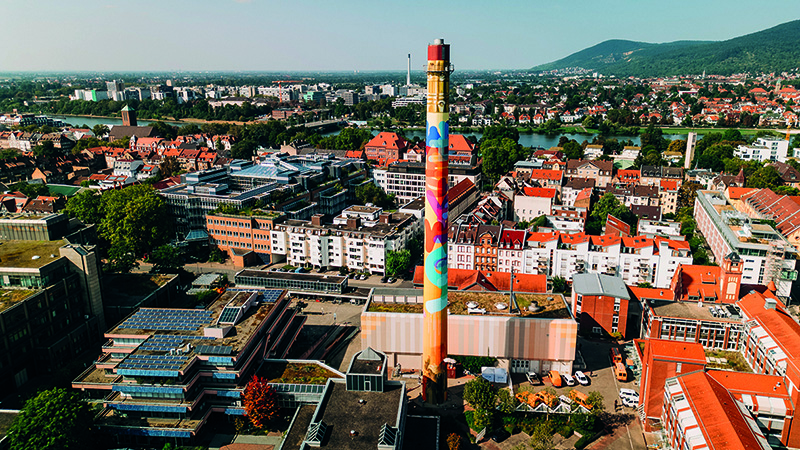 Luftaufnahme. Ein Turm ist bunt bemalt.