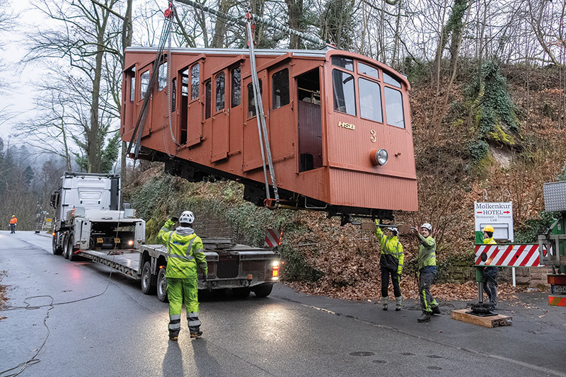 Bergbahnwagon schwebt über einem LKW