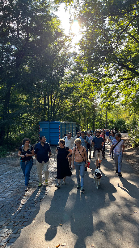 Gruppe spaziert unter Bäumen