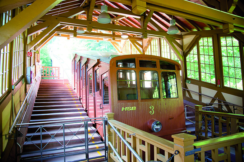 Berbahn fährt aus Bahnhof heraus nach oben