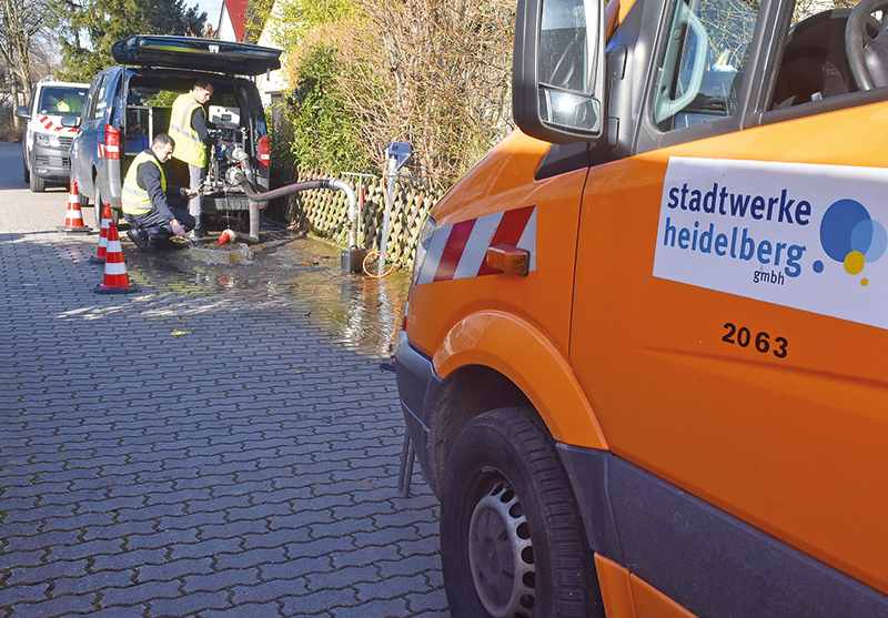 Ein Schlauch aus einem Fahrzeug ist an einen Hydranten angeschlossen