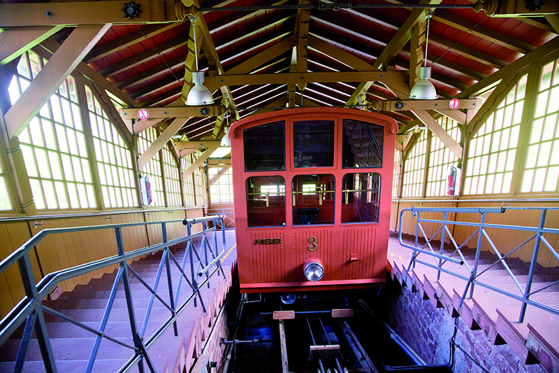 Wagon der historischen Bergbahn an der Station