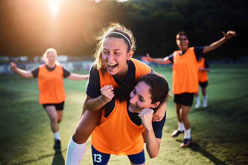 Jugendliche Fußballerinnen beim Torjubel