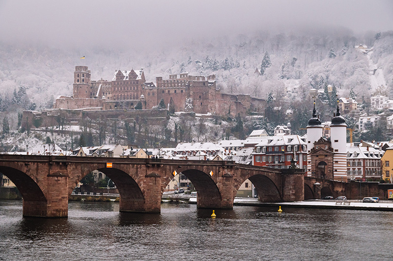 Blick auf Alte Brücke und Schloss im Schnee