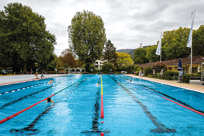 Bahnen im Freibad.