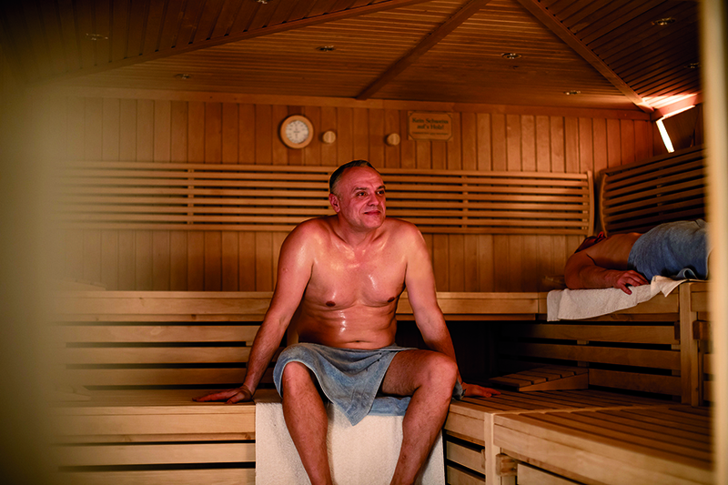 Mann sitzt in der Sauna