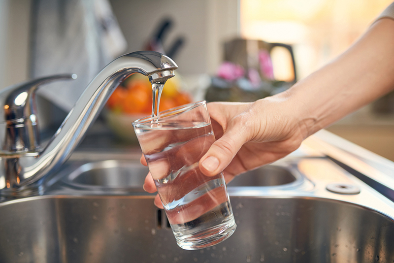 Glas wird mit Leitungswasser gefüllt