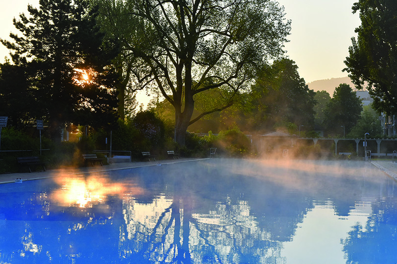 Nebel über Freibadbecken