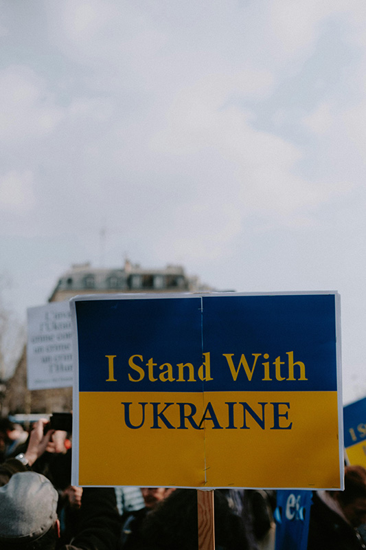 Demoschild mit der Aufschrift "I stand with Ukraine"