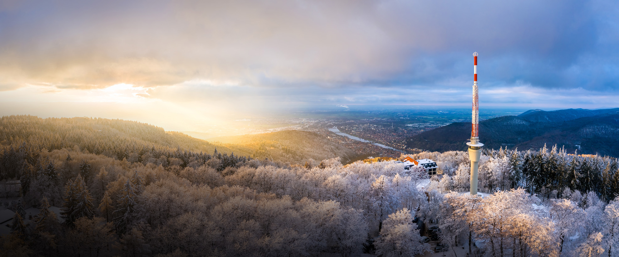 Blick vom Königsstuhl auf das Neckartal. Die Bäume sind schneebedeckt.